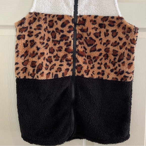 Faux fur sleeveless vest - Picture 3 of 8